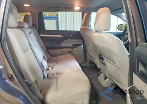 2018 Toyota Highlander Le z USA, uszkodzony, nr VIN 5TDZZRFH2JS256864